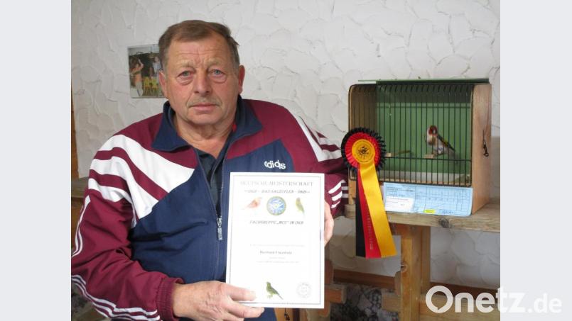 Züchter Reinhard Fraunholz ist stolz auf seinen Sieger-Vogel, den russischen „Stieglitz-Mayor“, mit dem er bei der deutschen Meisterschaft des Deutschen Kanarien- und Vogelzüchterbundes (DKB) vor wenigen Tagen in Bad Salzuflen den ersten Platz belegte. Bild: soj