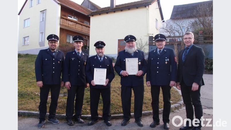 Für ihre Treue zu Feuerwehr Heumaden wurden Johann Voit und Lorenz Bauer sen. geehrt und Ehrenurkunden überreicht. Dazu gratulierten Bürgermeister Hermann Ach und Vorsitzender Michael Bauer (von rechts) sowie 2. Vorsitzender Christian Kraus und Kommandant Johannes Hoch (von links). Bild: gi