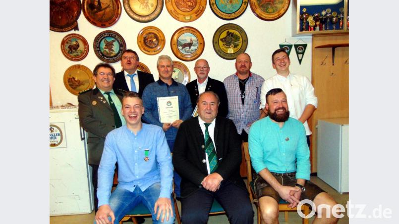 Der Schützenverein Eichenlaub Sorghof ehrt verdiente und langjährige Mitglieder (hinten, von links): Schützenmeister Alfred Forster, Bürgermeister Hans-Martin Schertl, Michael Siegert, Anton Fenk, Gustav Nutz und Benedikt Nutz; vorn (von links): Jakob Nutz, Ehrenschützenmeister Karl Federer und Michael Nutz. Bild: fnk