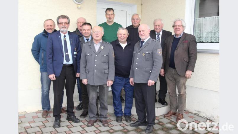 Das bewährte Führungsteam der SuKK Guteneck-Pischdorf mit Vorsitzendem Erich Ritz ((Dritter von rechts) steht weiter an der Spitze. Geehrt wurde Hermann Hartinger (Fünfter von links), der seit über 40 Jahren die Fahne des Vereins trägt. Bild: ral