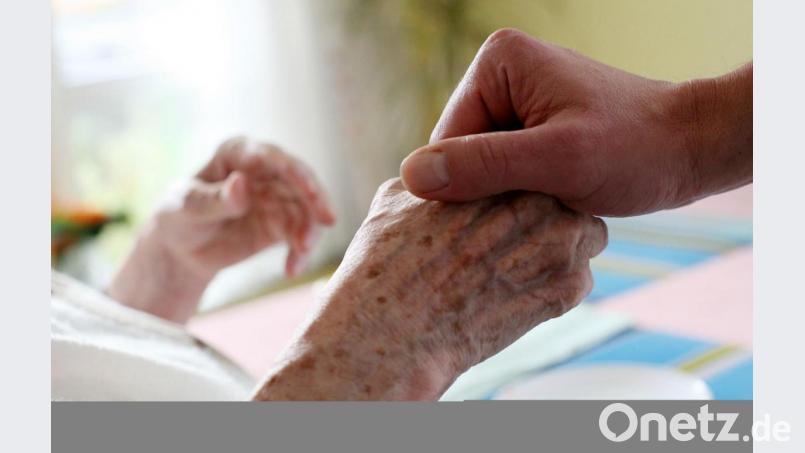 Pflegefälle brauchen helfende Hände – oft sind hier Familienmitglieder gefordert. Ihnen steht die Beratungsstelle für pflegende Angehörige, die bei der Sozialstation untergebracht ist, mit Rat und Tat zur Seite. Bild: Oliver Berg/dpa