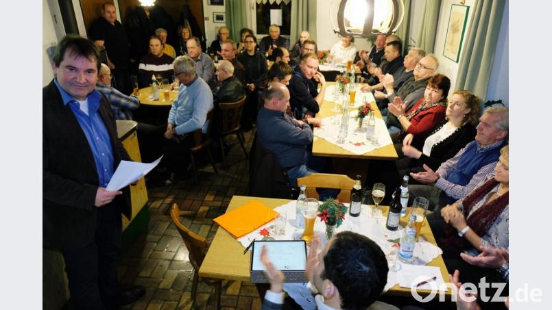 Mehr als 50 Besucher interessieren sich im Gasthaus &quot;Zum Peter&quot; für die kommunalpolitischen Vorschläge des CSU-Bürgermeisterkandidaten Dr. Alexander Goller (links) und der CSU-Gemeinderatskandidaten. Bild: do