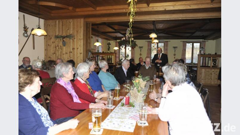 Der Seniorennachmittag der Pfarrei Wernersreuth war wieder gut besucht. Im Hintergrund stehend Bürgermeister Klaus Meyer. Bild: enz