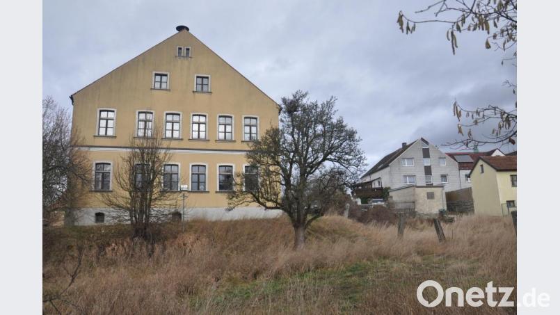 Bei der Sanierung des „Alten Schlosses“ werden auch Überlegungen zu den Parkplätzen angestellt. Entweder wird das tiefer liegende Gelände aufgefüllt, oder eine Zufahrt zu möglichen Stellplätze in den Garten hinunterführen. Bild: ws