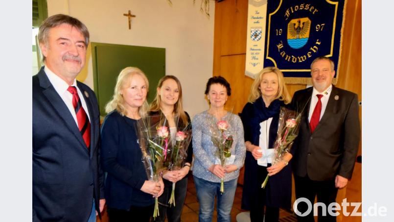 Hauptmann Franz Schmidt (links) und Stellvertreter Leutnant Manfred Bäuml (rechts) dankten den Marketenderinnen (von links) Stephanie Kellner-Feßler, Lea Simmerl, Elisabeth Market und Angelika Bäuml, Julia Bäuml war entschuldigt, die die Landwehr bei ihren Auftritten zieren. Bild: le