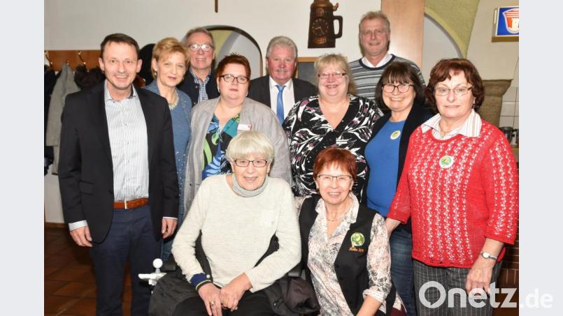 Vorsitzende Rosi Polland (stehend, Zweite von rechts) und Margareta Czichon (vorne rechts) führen den am 12.12.2012 gegründeten Stammtisch "Höhe 309" und kündigen für das Jahr 2020 viele Aktivitäten an. Bild: hcz
