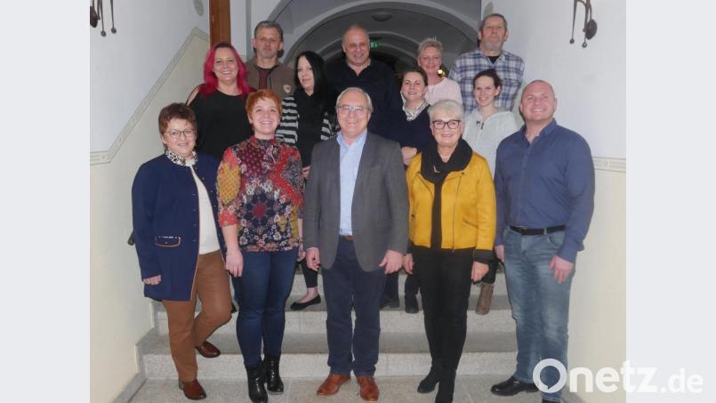 Bezirks- und Kreisrätin Brigitte Scharf (links) zeigte sich begeistert von der gemeinsamen Liste der SPD und der Grünen in Bärnau: (vorne, von links) Landtagsabgeordnete Anna Toman, Bürgermeisterkandidat Gottfried Beer, Cordula Standfest, Michael Wegener sowie (hinten, von links) Kathrin Gleißner, Johann Schmidkonz, Eva-Maria Schöner, Richard Fischer, Melania Ducar, Kerstin Meier, Michaela Gehret und Dieter Güntner. Bild: exb