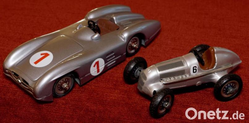 Zwei Silberpfeile aus vergangenen Tagen. Mit den aktuellen Modellen dominiert derzeit Lewis Hamilton die Formel 1. Bild: tr