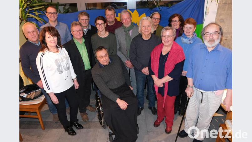 Frauen und Männer halten sich aufgrund der Statuten der Grünen auf der Kandidatenliste für die Stadtratswahl die Waage. Spitzenkandidat ist wieder Hans-Jürgen Bumes (vorne, Zweiter von links mit grünem Hemd), der sich auch um das Amt des Oberbürgermeisters bewirbt. Bild: usc