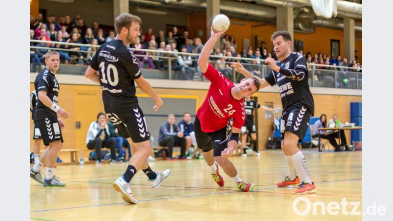 Michael Fleischer (hier im Spiel gegen den TB 03 Roding) und seine Mannschaftskameraden starten am kommenden Samstag mit einem Heimspiel gegen den ATSV Kelheim ins Handballjahr 2020. Bild: gud (Guenter Uschold)
