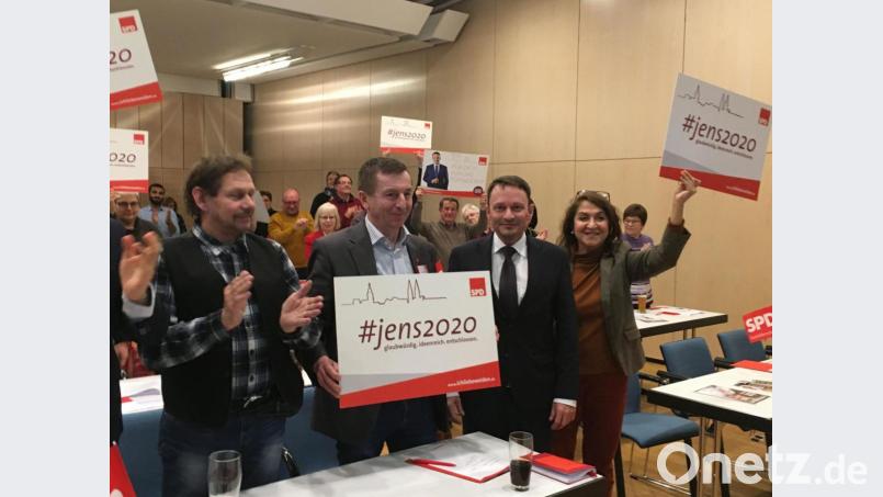 Ein Hauch von US-Wahlkampf weht durch die Max-Reger-Halle, als die SPD ihr Wahlprogramm verabschiedet. Dabei ruhen ihre größten Hoffnungen auf OB-Kandidat Jens Meyer (Zweiter von rechts). Bild: phs