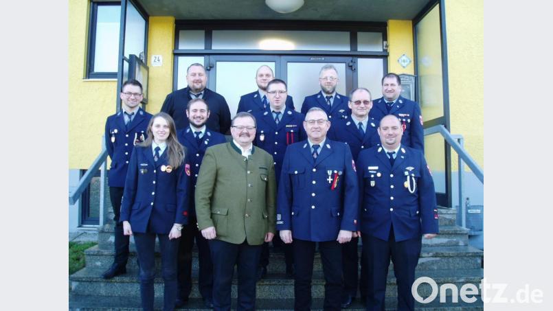 Neun Feuerwehrmänner wurden befördert und für bestandene Lehrgänge ausgezeichnet. Im Bild: (von links) Philipp Sertl, Jasmin Jung, Christian Pecher, Vorsitzender Tobias Schwamberger, Bürgermeister Alfred Stier, Berthold Zeitler, Felix Weigl, Bernd Schwamberger, Christian Zeitler, Wolfgang Sertl, Kommandant Florian Schwamberger und Roland Heldwein. Bild: rdh