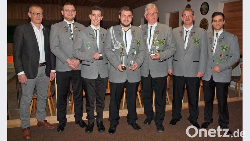 Schießleiter Manfred Hiermann und stellvertretender Schützenmeister Thorsten Malotta (von rechts) gratulierten mit Bürgermeister Erwin Geitner und Schützenmeister Thomas Graf dem beim Vereinswanderpokal auf Platz 2 gelandeten Thomas Rybak, dem Gewinner des Wanderpokals Daniel Malotta und dem drittplatzierten Klaus Jaintzyk (von links). Bild: sön