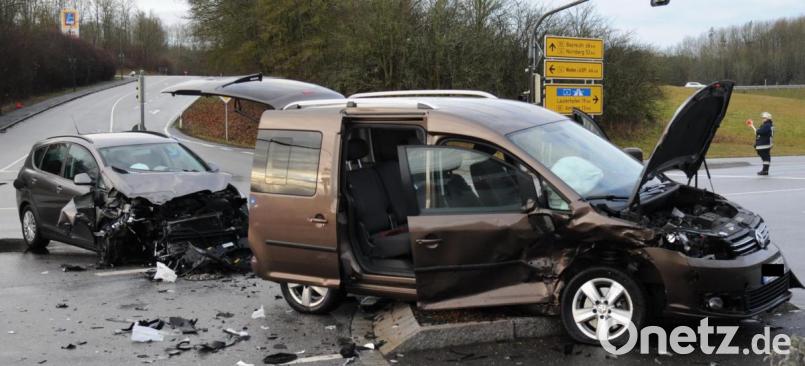 Ein 18-jähriger VW-Fahrer ist am Freitagmorgen stadteinwärts auf der Staatsstraße 2164 unterwegs. Als er nach links in die Neumarkterstraße abbiegen will, übersieht er den Gegenverkehr. Er kollidiert mit einem 62-Jährigen, der mit seinem Seat stadtauswärts auf der B 14 fährt. Bild: gf