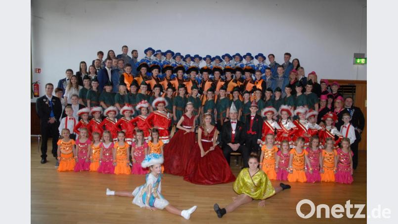 Das riesige Aufgebot der Faschingsgesellschaft Plößberg: Am Samstag nimmt in der Karnevalshochburg mit dem Inthronisationsball das närrische Treiben Fahrt auf. Bild: gbj