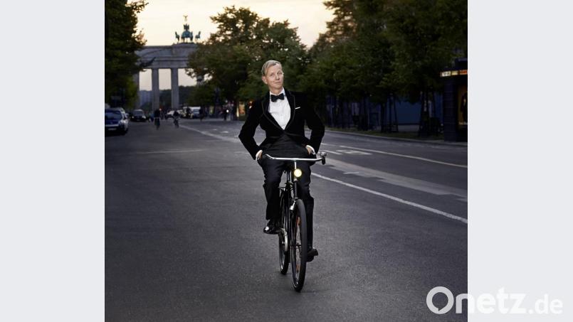 Max Raabe ist nicht nur ein begeisterter Radfahrer, sondern auch ein Fan der "Zwanziger Jahre". Mit seinem Palastorchester kommt er am 19. März nach Weiden. Bild: dpa
