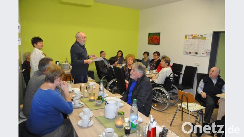 Monika Helgert und Gerhard Krug (stehend) berichten bei der Schlaganfallselbsthilfegruppe über J.A.Z. Bild: ak