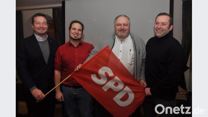 Bundestagsabgeordneter Uli Grötsch, die Ortsvereinsvorsitzenden Manuel Dippold (Stellvertreter) und Heinrich Rewitzer (Vorsitzender) und Bürgermeisterkandidat Bernd Koller (von links nach rechts) haben Spaß daran, sich kommunalpolitisch zu engagieren und treten &quot;Mit Herz &amp; Verstand fürs Vohenstraußer Land&quot; in den Kommunalwahlkampf ein. Plakatierungen sollen eingedämmt werden. Bild: dob