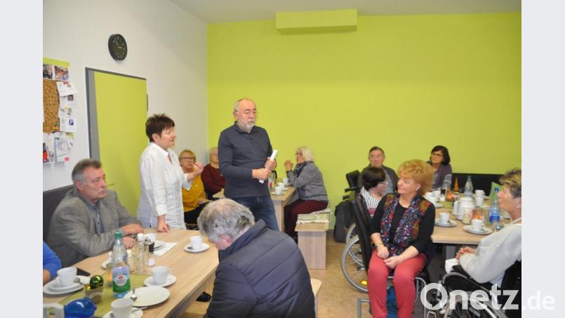 Monika Helgert und Gerhard Krug (stehend) berichten bei der Schlaganfallselbsthilfegruppe über J.A.Z. Vorsitzender Herbert Brilla sitzend links neben Helgert. Bild: ak