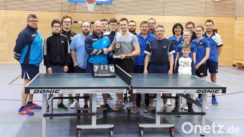 Die Teilnehmer der Vereinsmeisterschaft der Sparte Tischtennis mit Übergabe des Vereinspokals von Abteilungsleiter Jürgen Lautner (Fünfter von links) an den neuen Vereinsmeister Sebastian Thurn (Achter von links). Bild: jlr