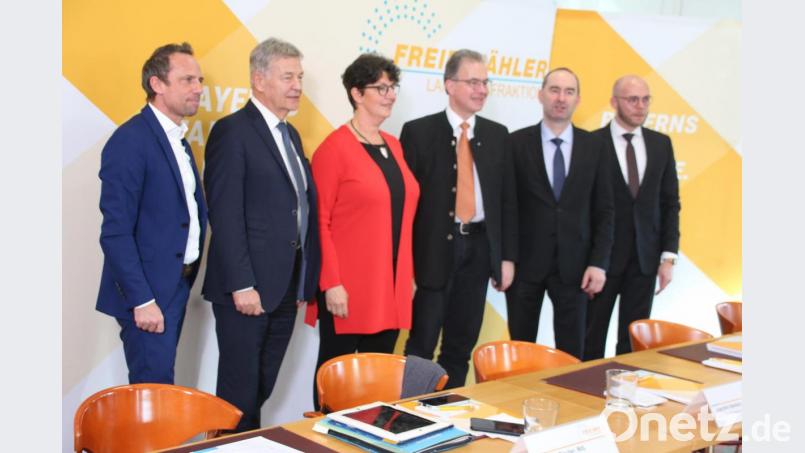 Abschluss-Pressekonferenz der Freien Wähler: (von links) Umweltminister Thorsten Glauber, der Schwandorfer Abgeordnete Joachim Hanisch, Generalsekretärin Susann Enders, Fraktionsvorsitzender Florian Streibl, Parteichef Hubert Aiwanger und der parlamentarische Geschäftsführer Fabian Mehring. Bild: jrh