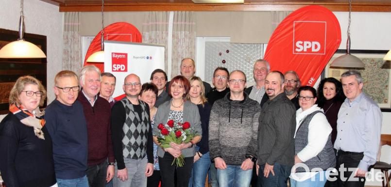 Mindestens drei Sitze wollen die Kemnather Genossen im künftigen Stadtrat erobern. Angeführt wird die Liste von Bürgermeisterkandidatin Jutta Deiml (Mitte, mit Blumen). Anwesend waren bei der Nominierung auch die Kandidaten (von links) Hildegard Tretter, Hans Schindler, Elmar Högl, Martin Merkl, Roland Pfleger (&quot;Roy&quot;), Christa Sertl, Fabian Holl, Landratskandidat Thomas Döhler, Renate Pressler, Ortsvereinsvorsitzender Andreas Demleitner, Franz Josef Schöpf, Günter Deiml, Achim Schraml, Reinhard Heier, Martina Heier, Dorit Märkl und Stadtrat Wolfgang Weber. Bild: exb