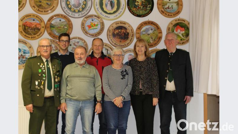 Die Schützengesellschaft Birgland ehrt ihre Jubilare (von links): Zweiter Schützenmeister Helmut Schötz, Stefan Maul (25 Jahre), Waldemar Scharrer (50 Jahre), Erwin Maul (25 Jahre), Annerose Müller (50 Jahre und Ehrenmitgliedschaft), Bürgermeisterin Brigitte Bachmann und Ehrenschützenmeister Erwin Schötz. Bild: sis