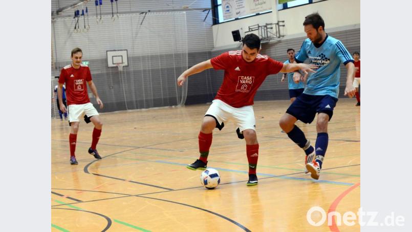 Die SG Fuchsmühl und die (SG) SV Mitterteich II/SV Steinmühle I (rote Trikots, Szene aus der Zwischenrundenpartie gegen Konnersreuth) vertreten das Stiftland bei der Endrunde der Futsal-Kreismeisterschaft in Hof. Bild: gb