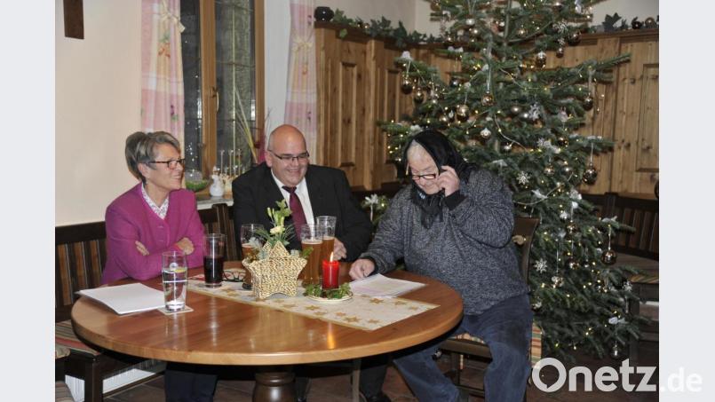 Franz Danhauser (rechts) bei einem Sketch in der Rolle von Tante Resi. Bild: enz