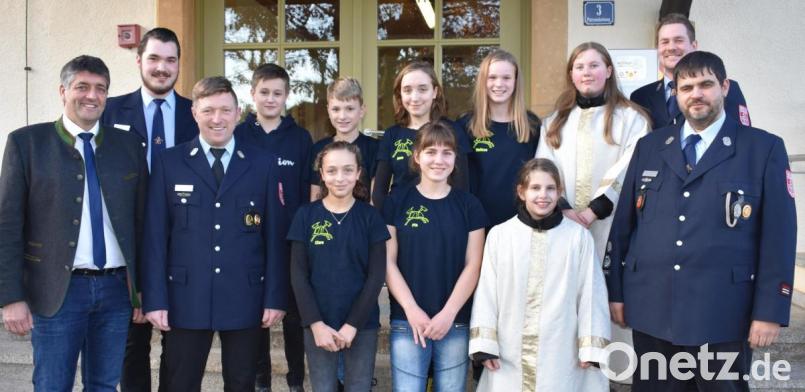 Die Mitglieder der Gmünder Feuerweh haben Grund zur Freude. Jugendwart Marco Schiener (Zweiter von links) berichtet in der Jahreshauptversammlung über acht Neue bei der Jugendwehr, darunter auch zwei Sternsinger. Bild: rgr
