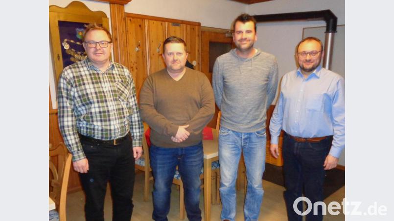 Robert Zetzlmann (Zweiter von links) übernimmt das Ruder bei den &quot;Grenzbachfischern&quot;. Aus der von zweitem Bürgermeister Markus Bauriedl (rechts) geleiteten Wahl gehen Martin Binder (Zweiter von rechts) und Thomas Grötsch (links) als weitere Vorstandsmitglieder hervor. Bild: fjo