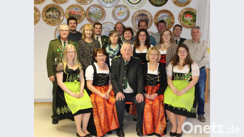Den neuen Vorstand bilden: (sitzend, von links) Ann-Kathrin Gürtler, Barbara Söhnlein, Erwin Schötz, Inge Ertel, Vanessa Gürtler, (zweite Reihe, stehend, von links) Helmut Schötz, Bürgermeisterin Brigitte Bachmann, Gertraud Troglauer, Margit Dehling, die neue Schützenmeisterin Tanja Hüttner, Selina Gürtler, Georg Gnahn, (hintere Reihe, von links) Alexander Schötz, Christian Schötz, Ernst Kölbel, Stefan Scharnagel, Stefan Nitzbon und Gerd Kölbel. Bild: sis