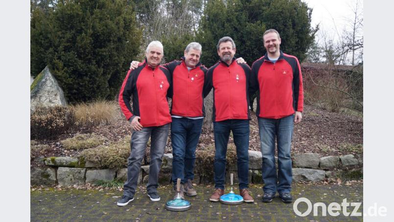 Die Stockschützen Hans Bayerl, Michael Zinkl, Johann Zinkl und Georg Stahl (von links) steigen in die Kreisoberliga auf Bild: sgs