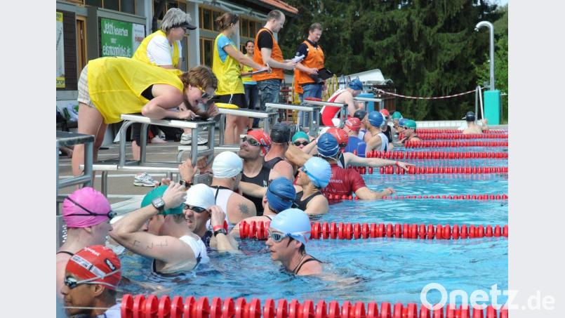Im Schwimmerbecken des Weidener Schätzlerbads warten die Teilnehmer auf den Start. Am 16. Mai gibt&#039;s eine Neuauflage des Sportwettbewerbs. Archivbild: Alfred Schwarzmeier
