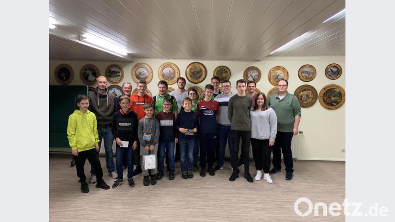 24 Schützen und Jungschützen beteiligen sich am Nussschießen beim Schützenverein Gebhardsreuth-Grub-Isgier. Über die Sach- und Geldpreise sowie Gutscheine freuen sich die Teilnehmer. Bild: gi
