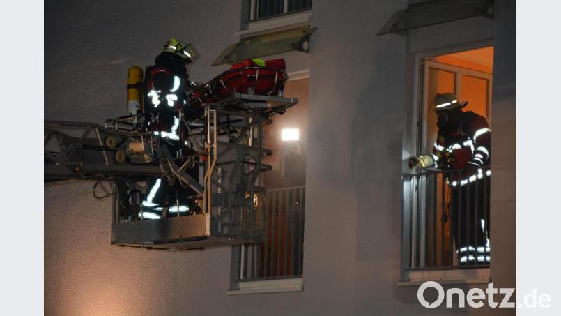 Mit der Drehleiter wurde die Personenrettung durch ein Hotelfenster geprobt. Bild: jr