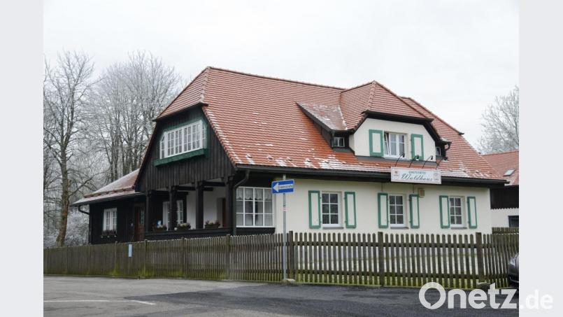 Das Gasthaus Waldhaus könnte in den nächsten Jahren ein Nachbargebäude bekommen. Wenn das geplante Infozentrum für den Naturpark Hirschwald auf einen Neubau hinausläuft, soll es in Ursensollen entstehen. Bild: Petra Hartl