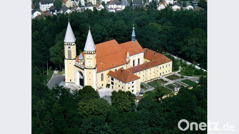 Der Kreuzberg ist weit mehr als ein Wahrzeichen für Schwandorf. Zur Wallfahrtskirche „Unsere liebe Frau vom Kreuzberg“ pilgern Gläubige aus der ganzen Region. Bild: Gerhard Götz