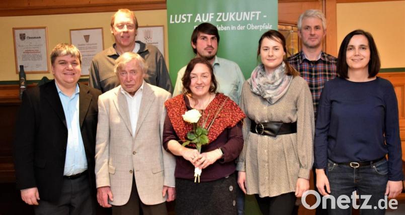 Die Kandidaten der Grünen für die Kommunalwahl 2020 mit (vorne, von rechts) Daniela Sauer, Hanna Rau, Bürgermeisterkandidatin Anne Droste und Hans-Dieter Herrmann sowie (hinten, von rechts) Thomas Übelacker, Johannes Bröckl und Christian Droste. Bezirksvorsitzender und Bundestagsabgeordneter Stefan Schmidt (vorne, links) leitet die Aufstellungsversammlung. Bild: fz