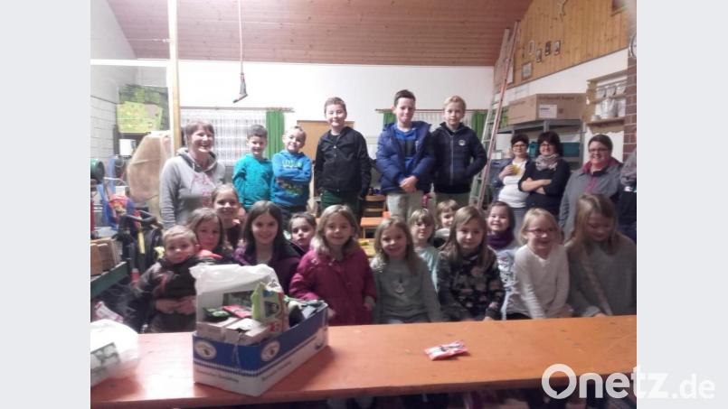 Im Mostraum trafen sich die Kinder zum Verpacken von Kernen der Feuerbohnen und den Samen der Tagetesblumen. Bild: exb/Gartenbauverein Schönsee