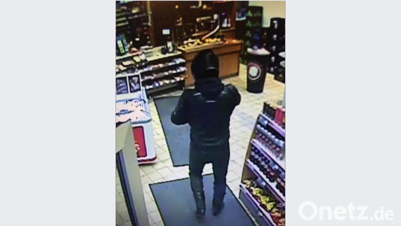 Der Täter ist flüchtig - die Polizei bittet um Hinweise. Bild: Polizei