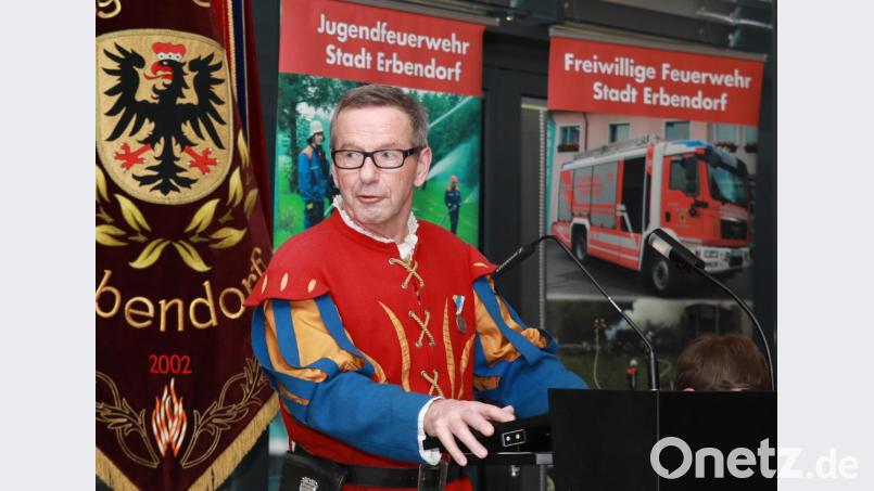 Organisatorischer Leiter Kurt Schraml ist stolz aus „seinen“ Spielmannszug, hat aber die eine oder andere Sorgenfalte auf der Stirn. Nachwuchs und neue Gewänder wären nicht schlecht. Bild: JOCHEN NEUMANN 
ERBENDORF