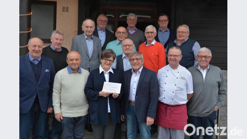 Der Frühschoppenstammtisch der &quot;Petersklause&quot; um Sprecher Max Wittmann (erste Reihe, rechts) überreichte an Dr. Annemarie Schraml 920 Euro für die Aktion „Feuerkinder“ in Tansania. Bild: jr