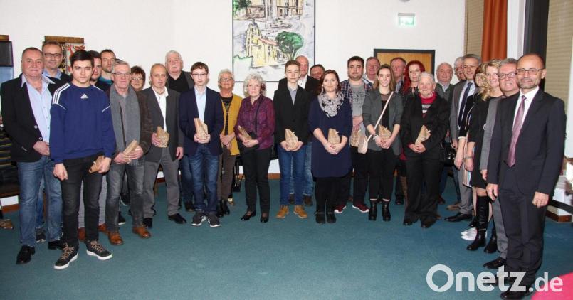 Der Neujahrsempfang ist ein guter Anlass, herausragende Leistungen und das ehrenamtliche Engagement in den Vereinen zu würdigen. Die Auszeichnungen nahm Bürgermeister Toni Dutz (Zweiter von rechts) vor. Bild: wro