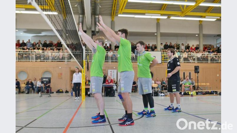 Höchste Aufmerksamkeit am Netz: Die Volleyballer des VC Amberg (von links: Severin Groha, Wenzel Huber, Paul Seidel und Libero Florian Birner) erwarten ein volles Haus und einen unberechenbaren Gegner. Bild: ref
