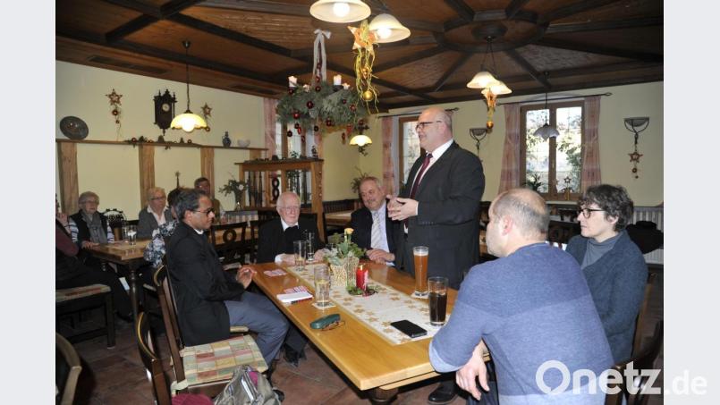 Mit dabei waren Pfarrer George Parankimalil, der ehemalige Pfarrer Hans Junker, Bürgermeister Johann Burger aus Leonberg, Bürgermeister Klaus Meyer, die Seniorenbeauftragte Beate Ott und Kirchenpfleger Josef Altnöder (von links am vorderen Tisch). Bild: enz
