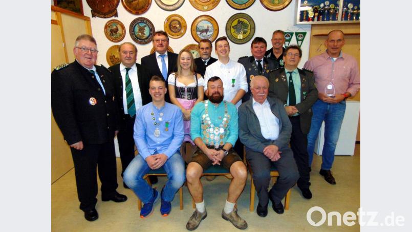Die neuen Vereinsmeister und Würdenträger bei Eichenlaub Sorghof. (hinten, von links): Gauehrenschützenmeister Wolfgang Moll und Karl Federer, Bürgermeister Hans-Martin Schertl, Amelie Nutz, Schützenmeister Georg Schmer von Tell Vilseck, Benedikt Nutz, Schützenmeister Karl-Heinz Schöpf von Bergschütz Gressenwöhr, Hans-Jürgen Hüttner, Schützenmeister Alfred Forster und Thomas Pröls; sitzend (von links): Jugendkönig Jakob Nutz, Schützenkönig Michael Nutz und Aufgelegt-König Willi Herlitze. Bild: fnk