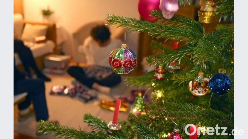 Ein Christbaum mit echten Kerzen verursachte in einer Doppelhaushälfte im Regensburger Osten einen Zimmerbrand. Symbolbild: Karl-Josef Hildenbrand/dpa