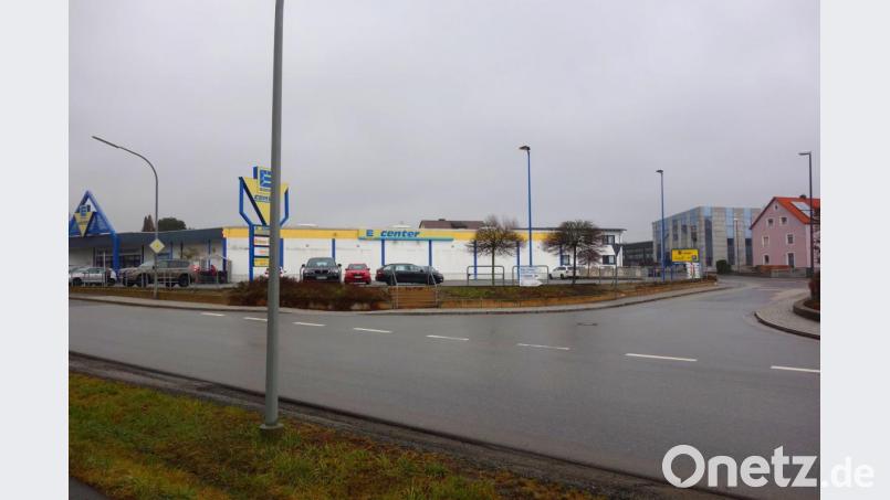 Fehlende Pläne zum Neubau des Supermarkts zwischen Altenstadt und Vohenstrauß veranlassen den Stadtrat zu einer Zurückstellung des Vorhabens. Der absehbare Abriss ist davon nicht betroffen. Bild: fjo