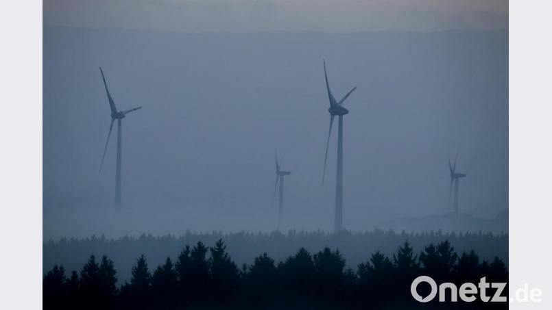 Windräder ragen aus dem Nebel. Archivbild: Karl-Josef Hildenbrand/dpa